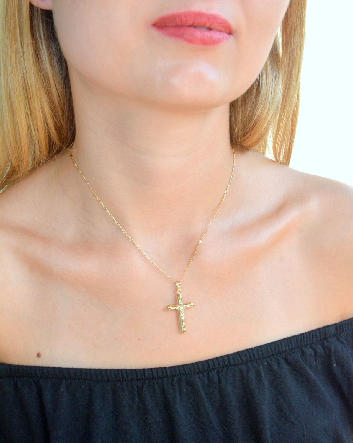 Złota zawieszka 375 krzyżyk z wizerunkiem Jezusa ZA 5545 375. Złota zawieszka krzyżyk. Złoty krzyżyk damski, męski. Zawieszka krzyżyk z wizerunkiem Jezusa. Złoty krzyżyk idealny na prezent (2).jpg